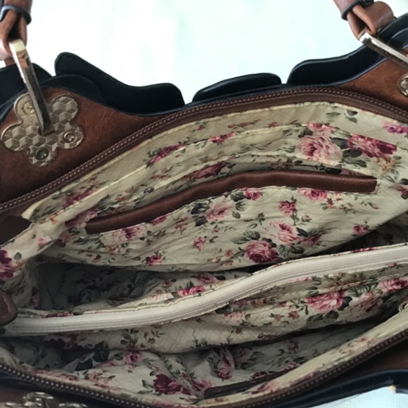 Brown mid sized purse - Picture 7 of 7